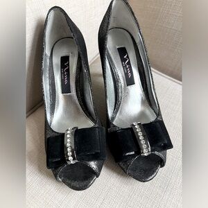 Worn Once, Nina Silver Sparkle Peep Toe Heel with Rhinestone Bow Detail-Size 5.5